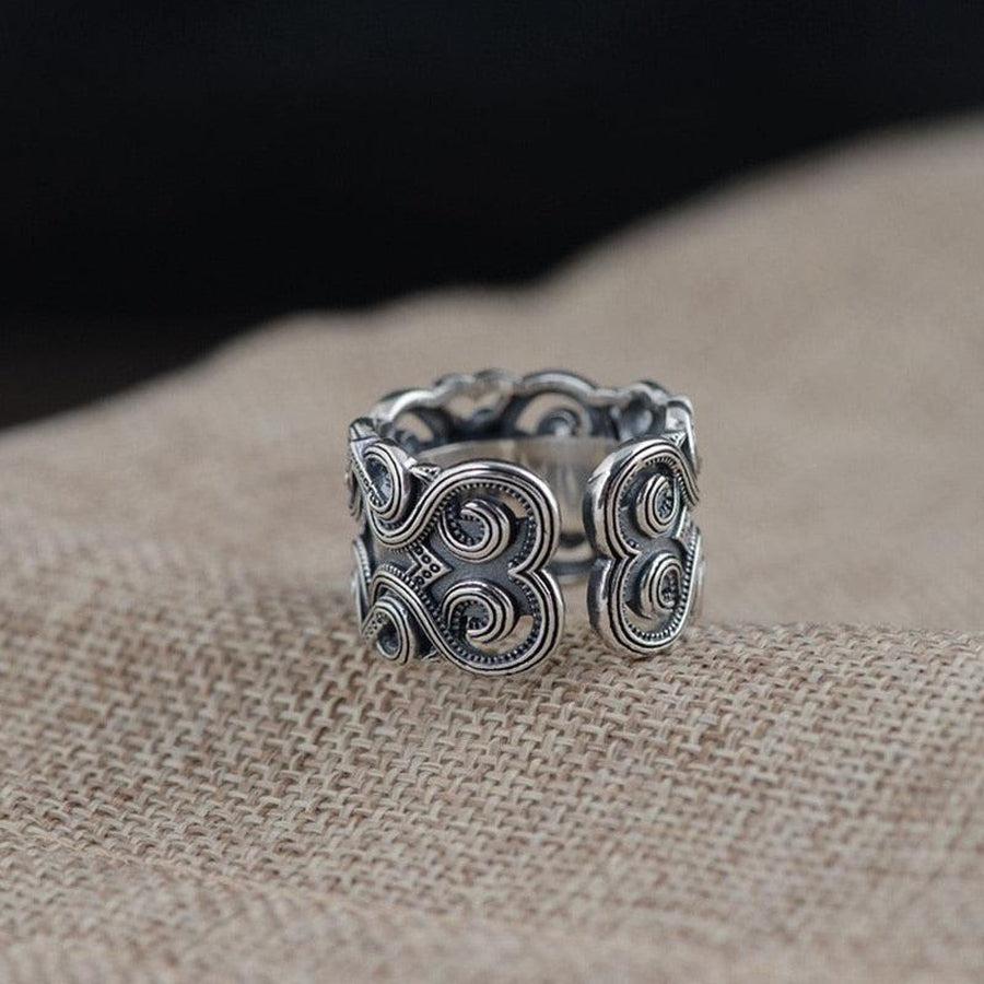 Détail de l'agate noire sertie sur la bague argentée