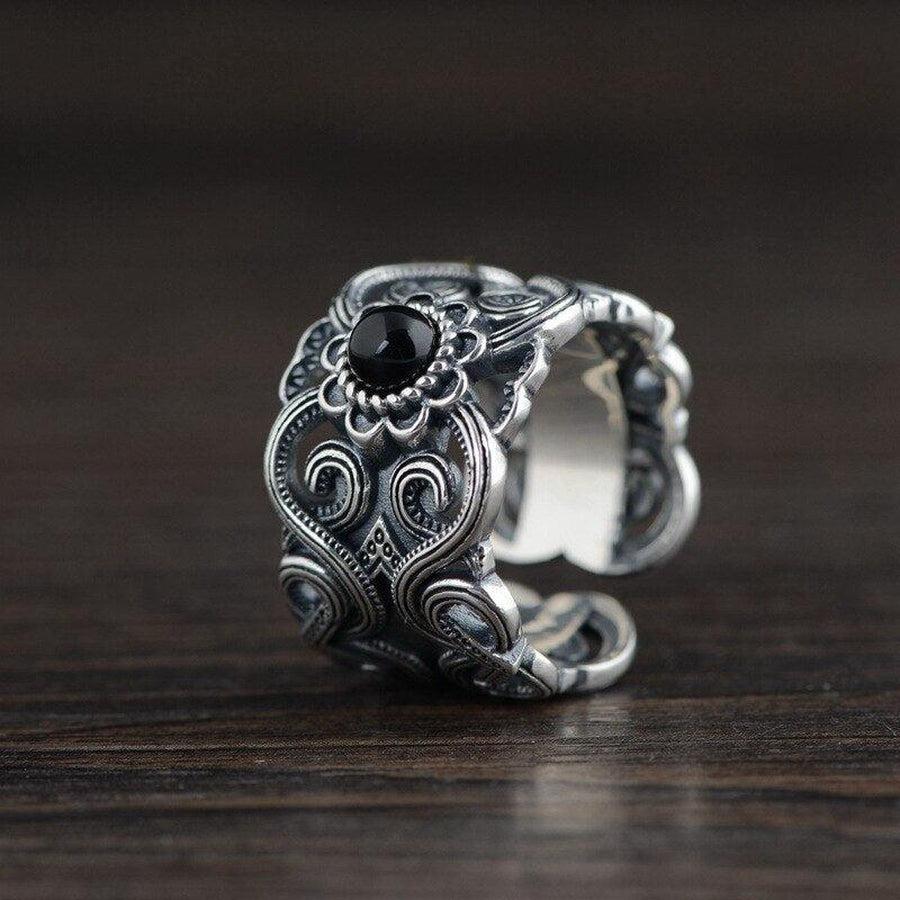Bague ouverte en argent avec pierre noire centrale