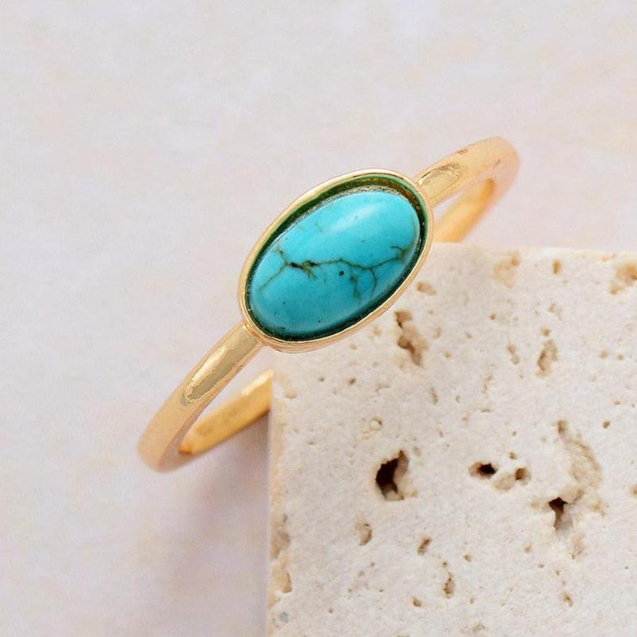 Gros plan sur une bague en labradorite polie