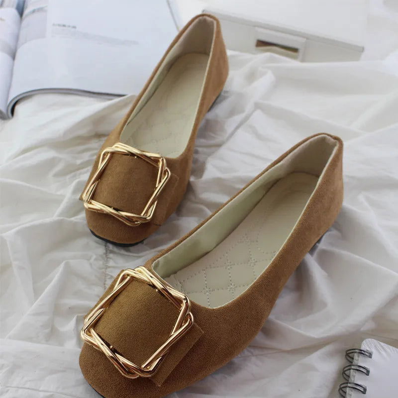 Gros plan sur la boucle dorée imposante des ballerines