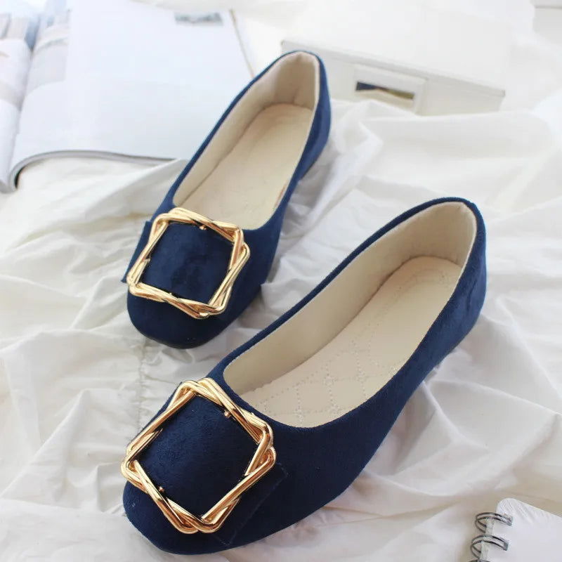 Ballerines portées avec un pantalon, style décontracté