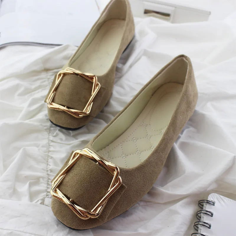 Ballerines sur fond neutre, mettant en valeur la boucle