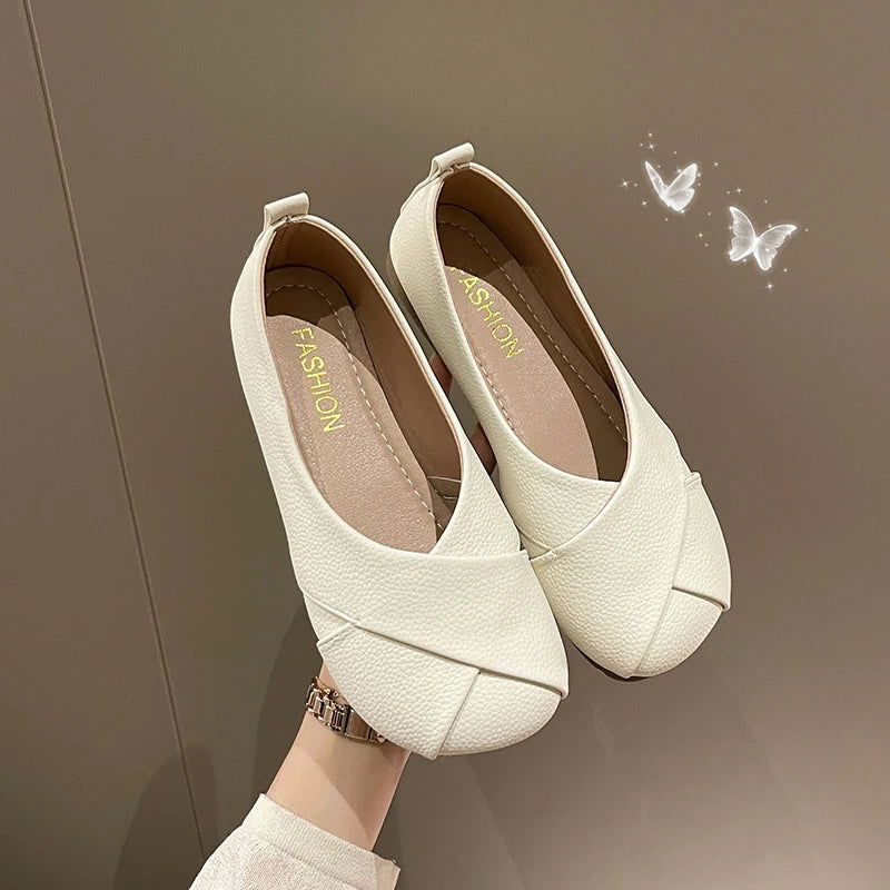 Détail du bout arrondi des ballerines minimalistes