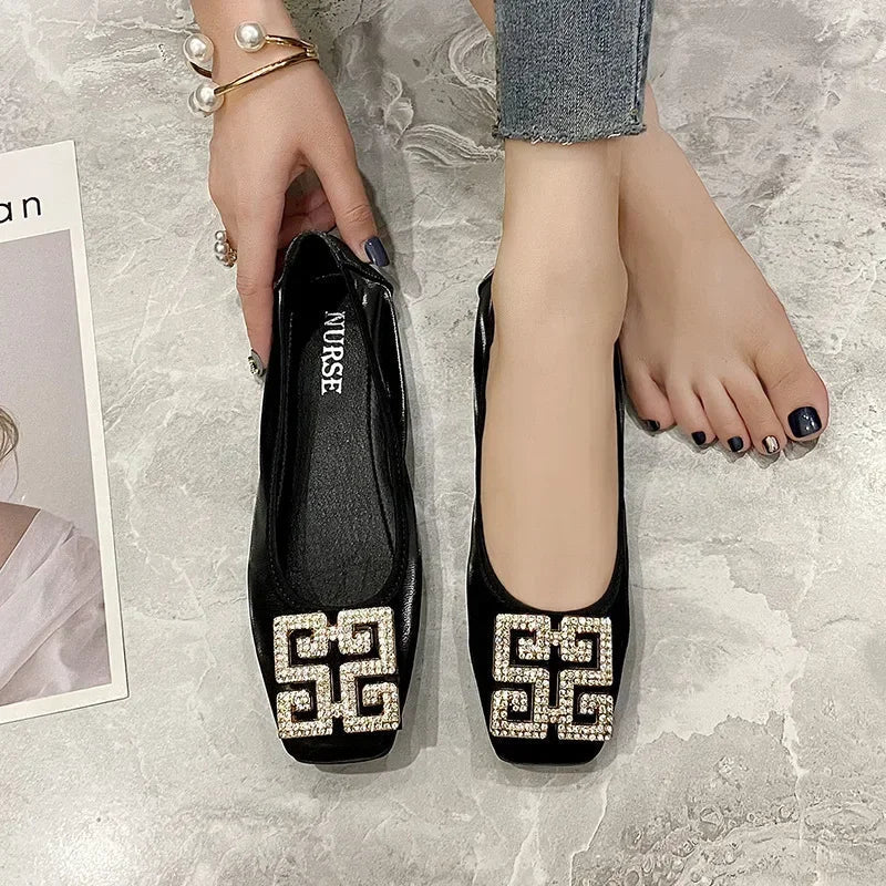 Ballerines avec strass scintillants sur fond blanc