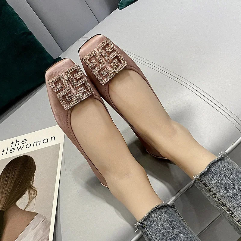Vue latérale des ballerines, ornements brillants visibles