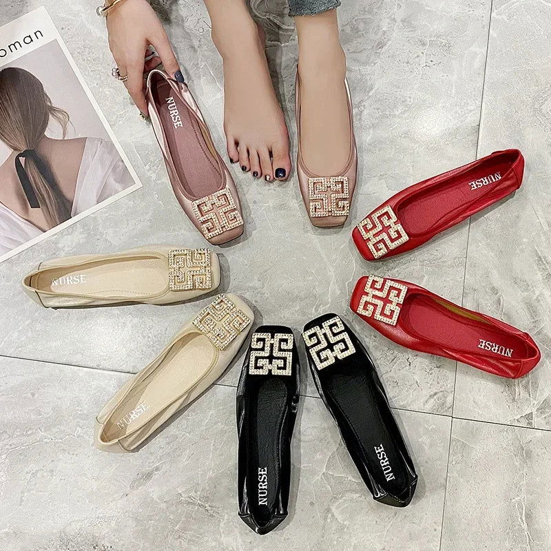 Gros plan sur les strass des ballerines élégantes