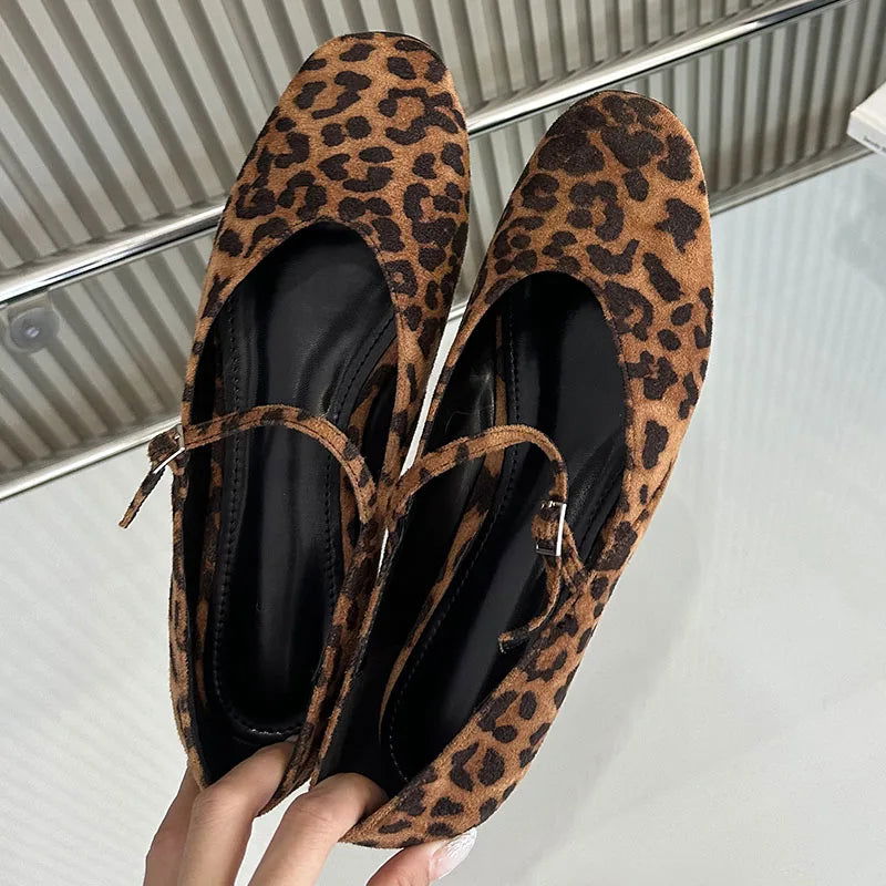Ballerines léopard avec bride ajustable en gros plan