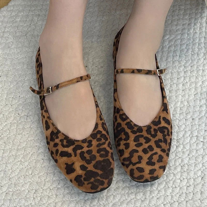 Détail de la boucle métallique sur la bride des ballerines