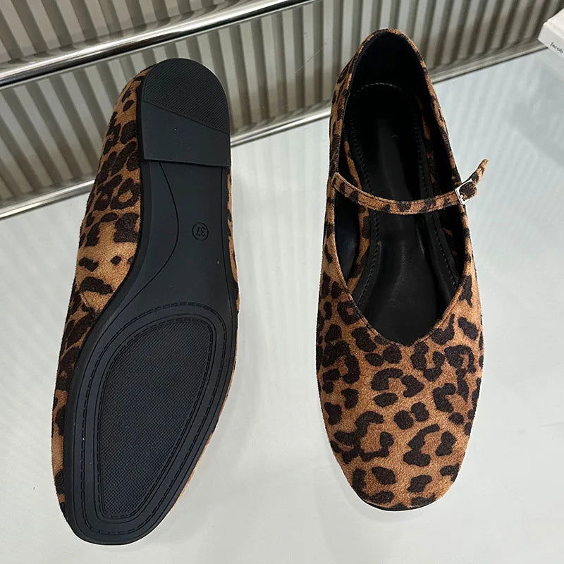 Ballerines léopard montrant la souplesse du matériau