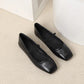 Détail du matériau métallisé des ballerines modernes