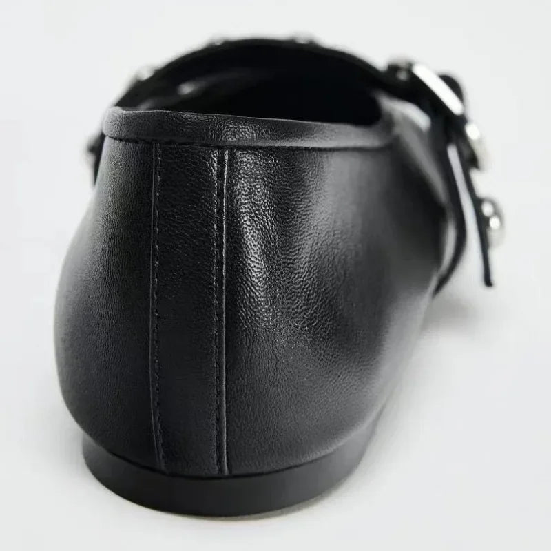 Vue latérale des ballerines, détails métalliques visibles