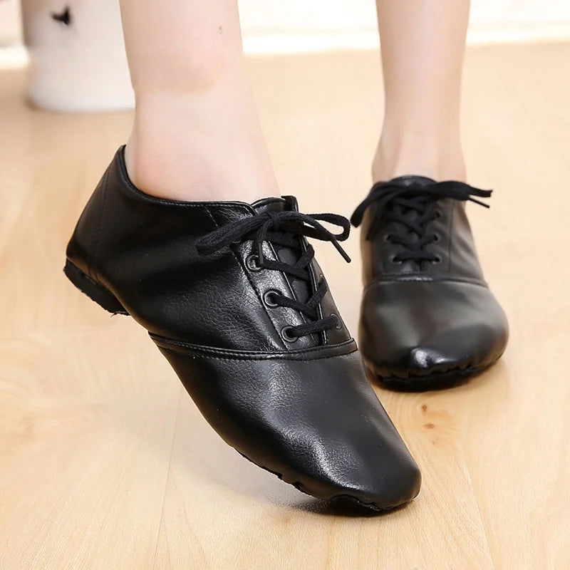 Ballerines noires de profil montrant le laçage et la semelle