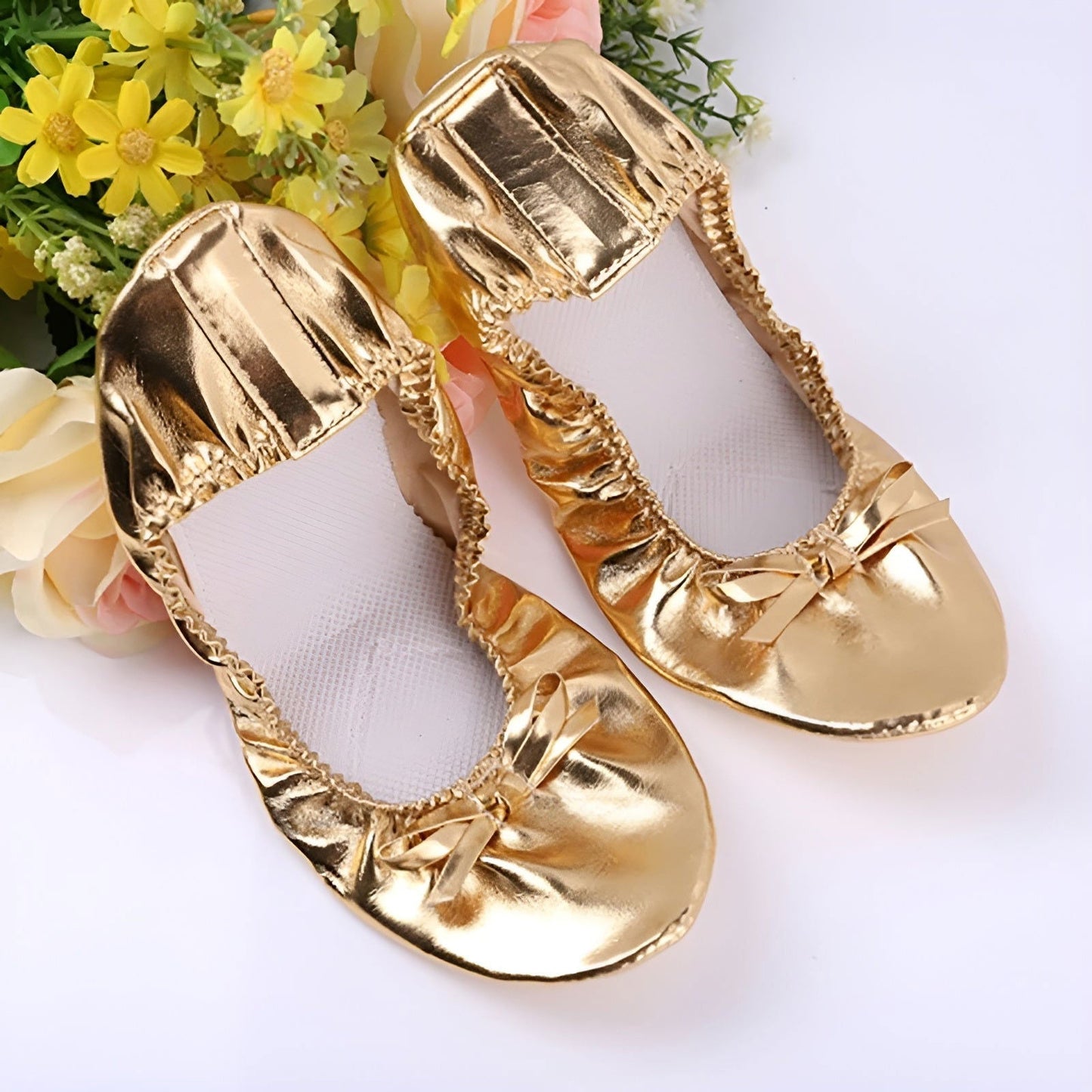 Vue rapprochée des ballerines métalliques avec semelle souple
