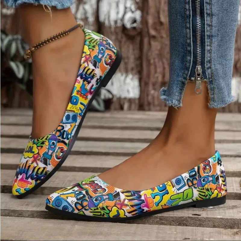 Vue d'ensemble des ballerines avec motifs pop art audacieux