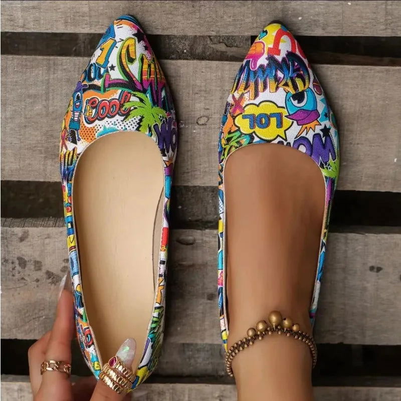 Vue rapprochée de motifs artistiques sur ballerines colorées