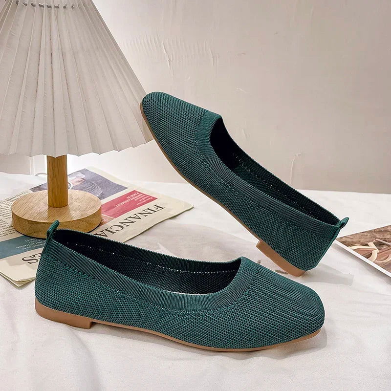 Vue latérale de ballerines respirantes en matière flexible