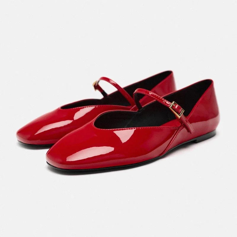 Ballerines vernies avec bride fine et boucle dorée