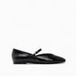 Ballerines vernies posées sur une surface claire