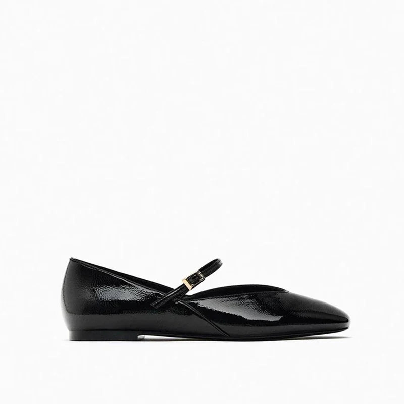 Ballerines vernies posées sur une surface claire
