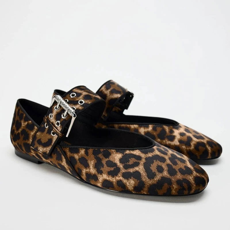 Ballerines avec boucle métallique sur fond neutre