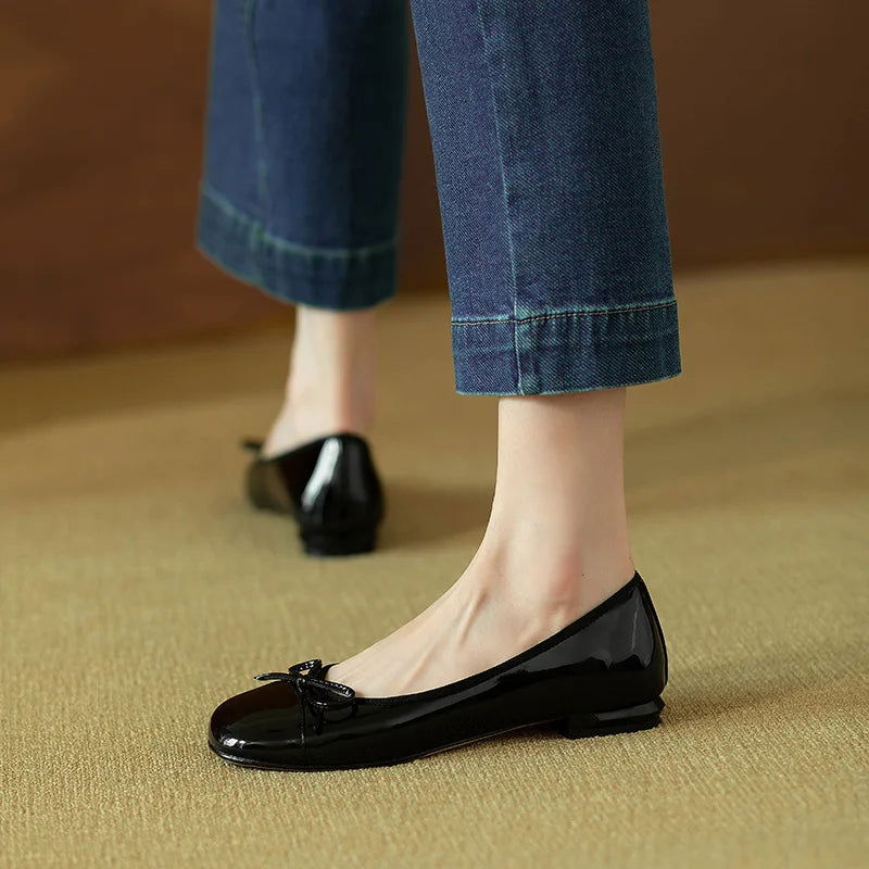 Gros plan sur le nœud décoratif des ballerines