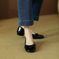 Vue de dessus des ballerines vernies avec nœud