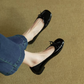 Ballerines posées à côté d'un accessoire de mode