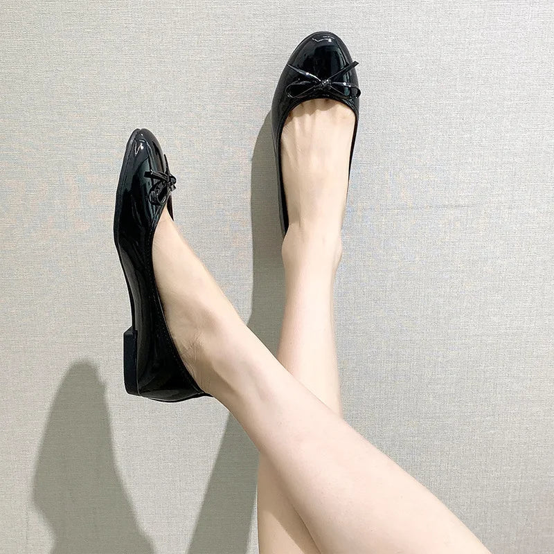 Ballerines vernies portées avec un pantalon élégant