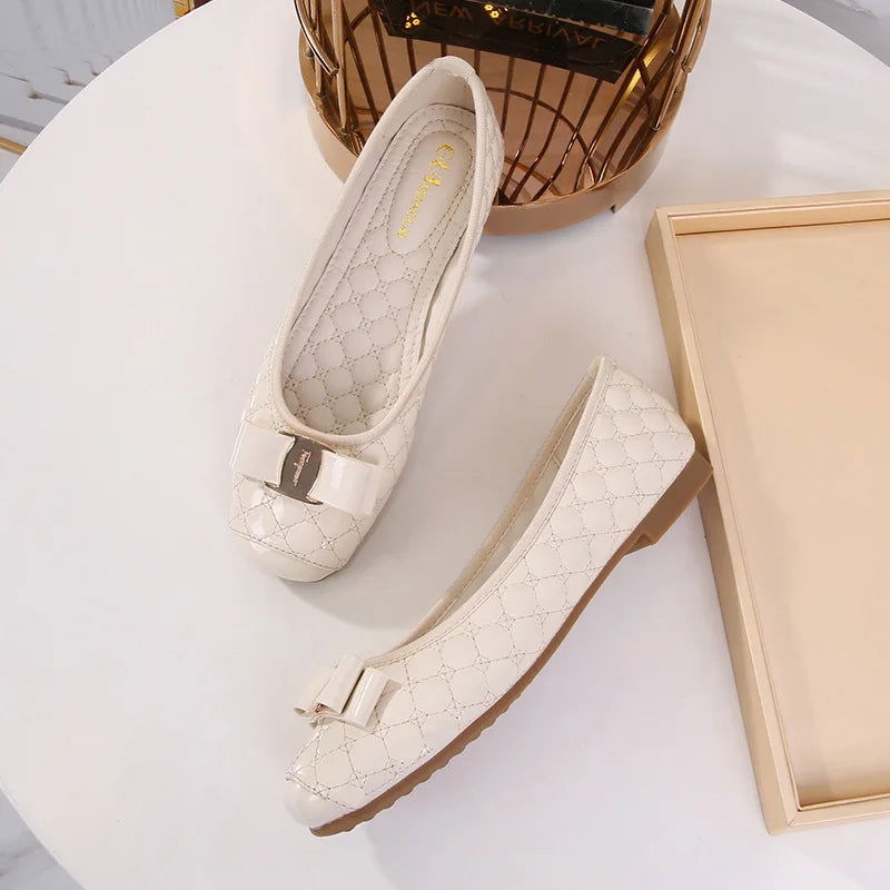Détail de la couture fine sur les ballerines vernies