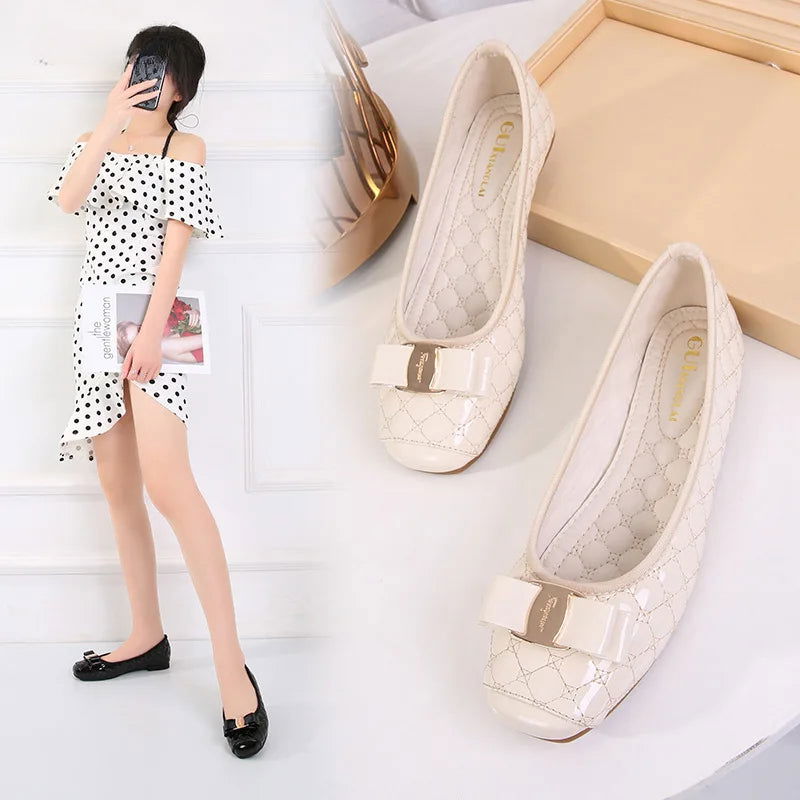 Vue latérale de ballerines avec semelle matelassée