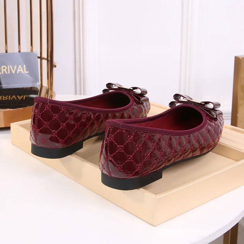 Ballerines posées sur une surface en bois clair