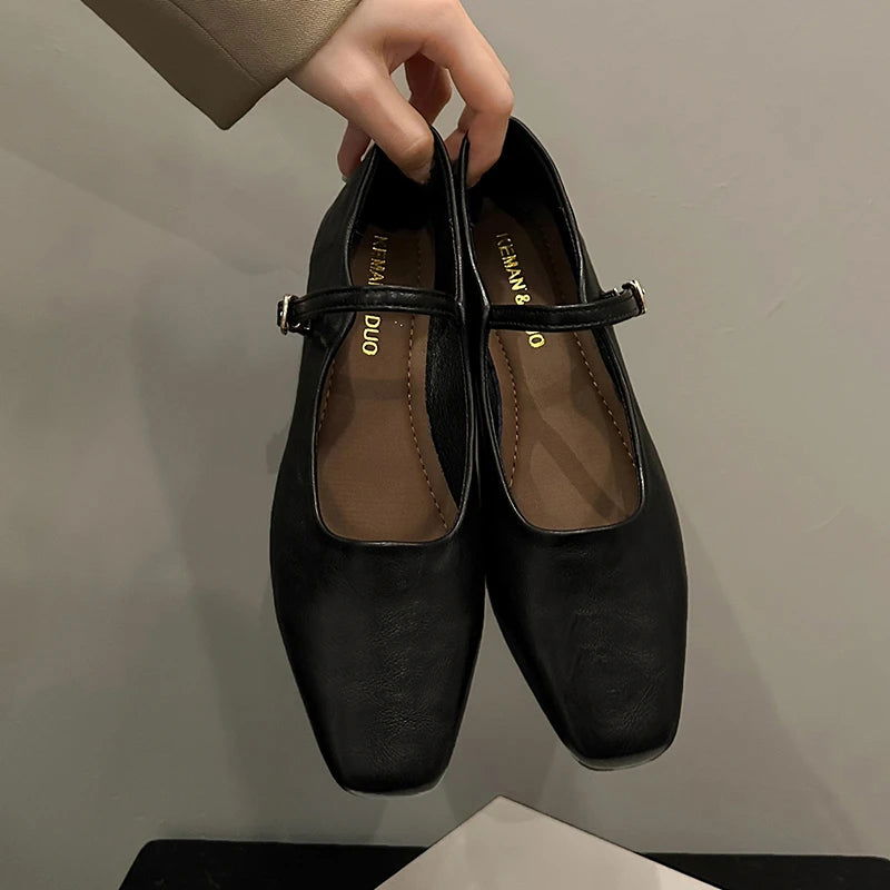 Ballerines noires avec bride ajustable et boucle dorée