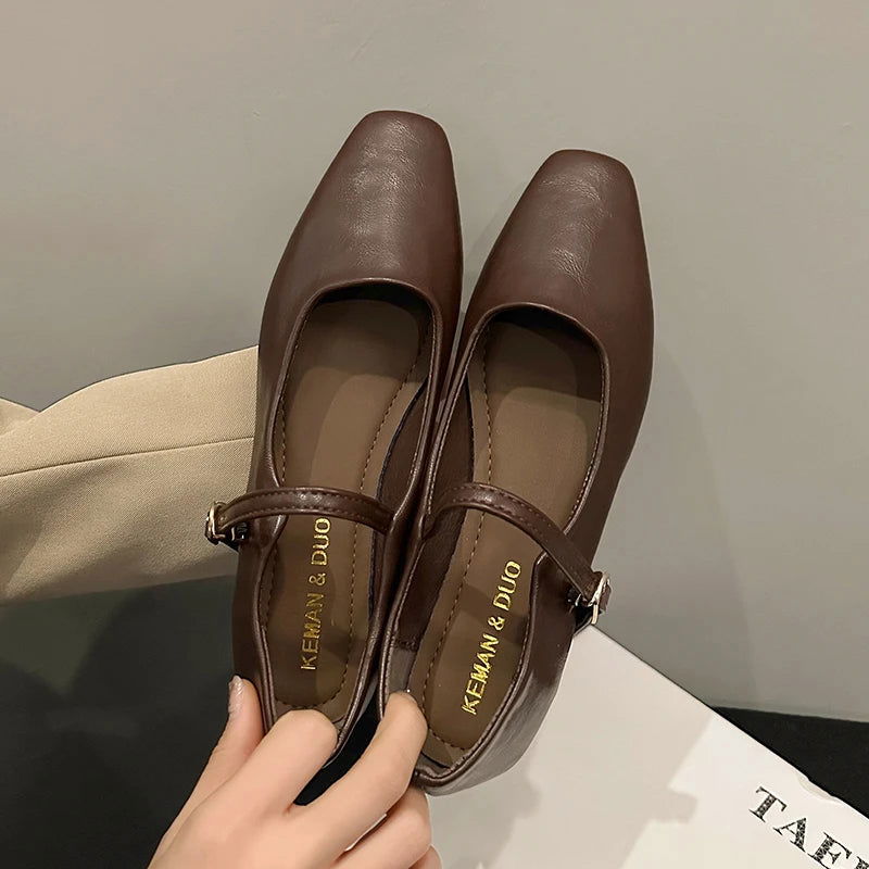 Vue latérale des ballerines montrant la semelle antidérapante