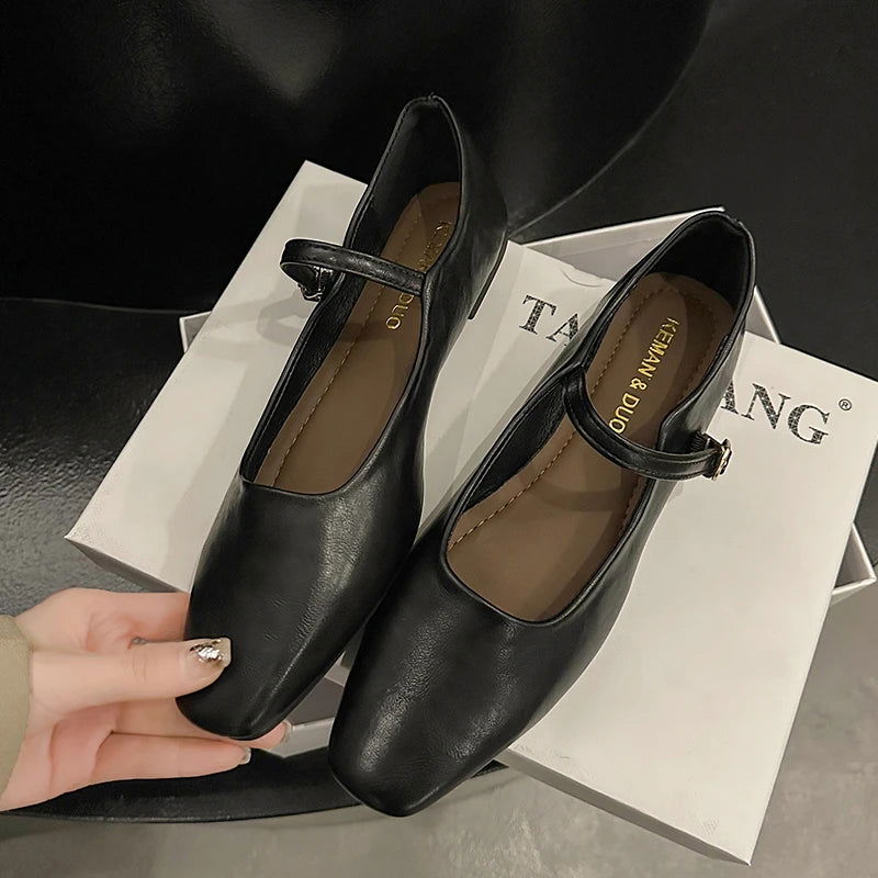 Ballerines sur fond blanc, mettant en valeur le design épuré