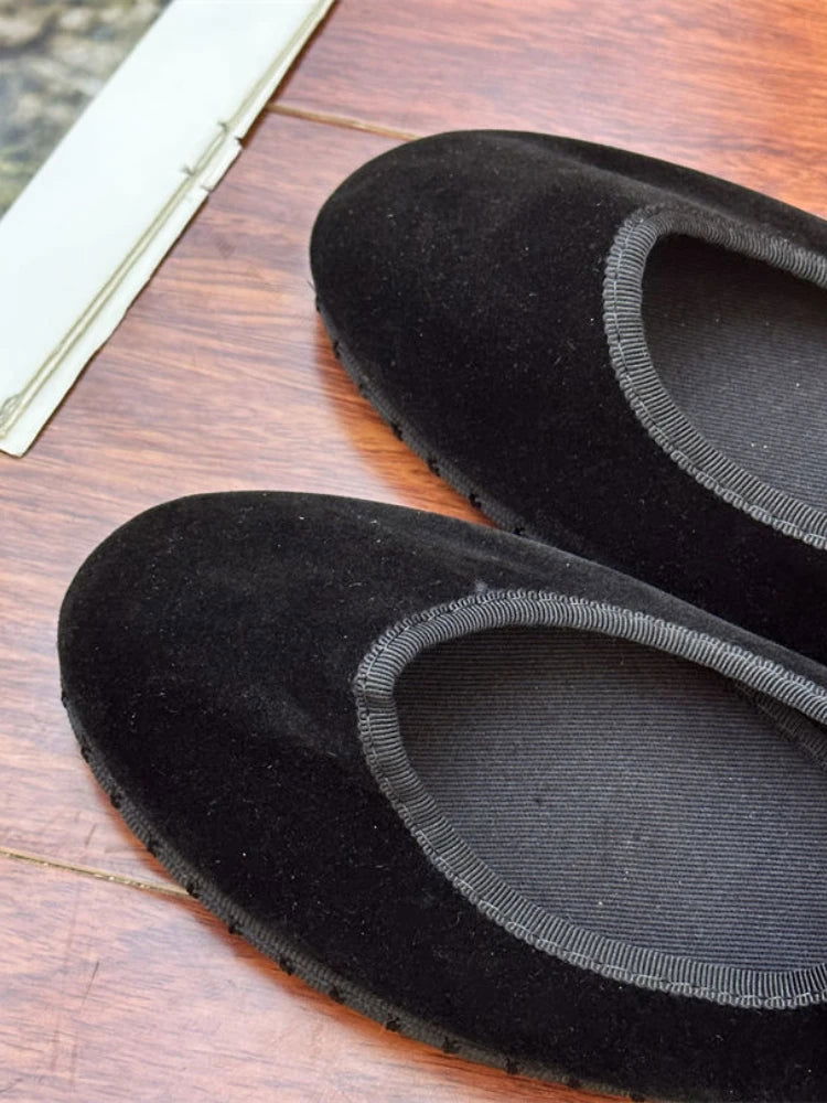 Vue de dessus des ballerines noires, bride ajustée