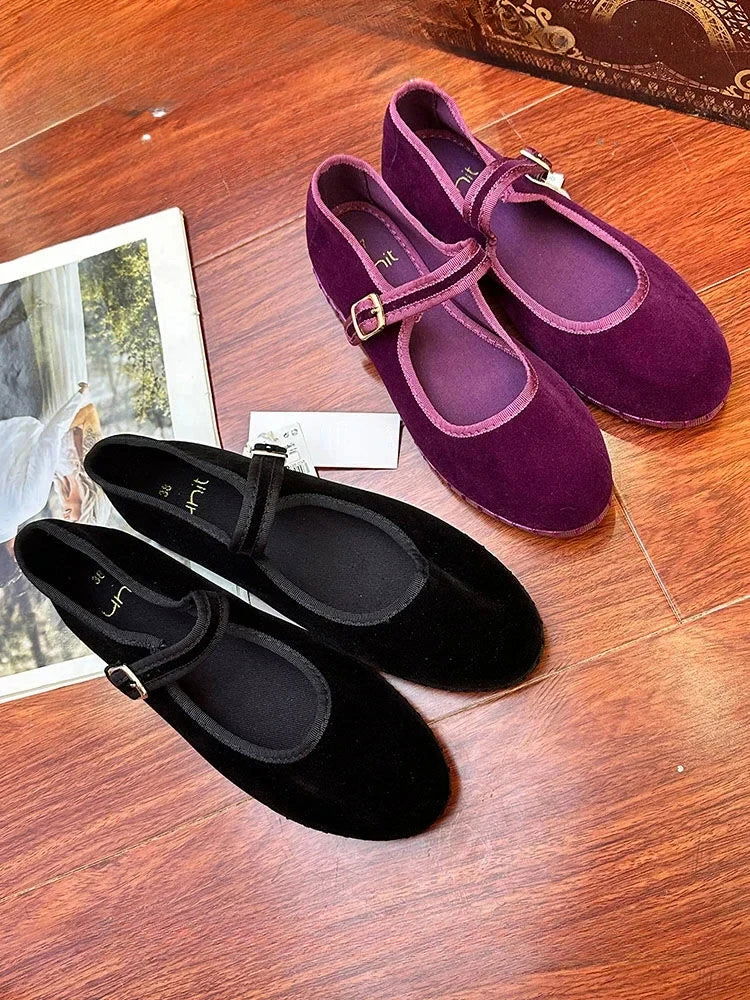 Détail de la texture velours des ballerines noires