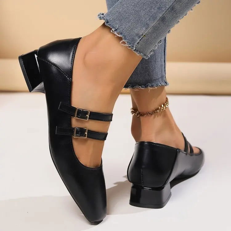 Gros plan sur les brides ajustables des ballerines modernes
