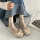 Ballerines avec nœud élégant sur fond blanc