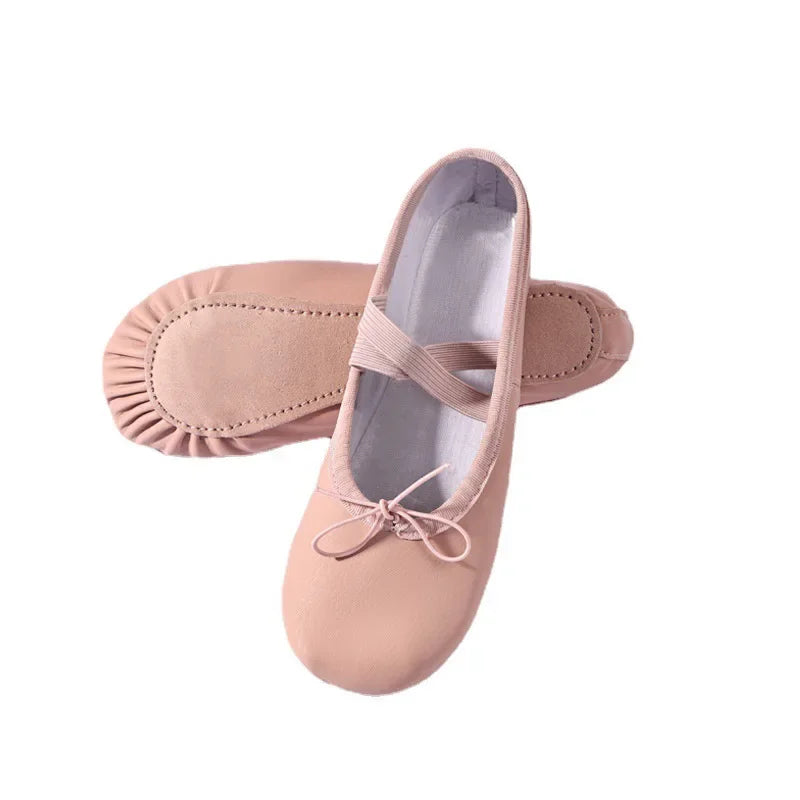 Vue latérale des ballerines montrant l'élastique croisé