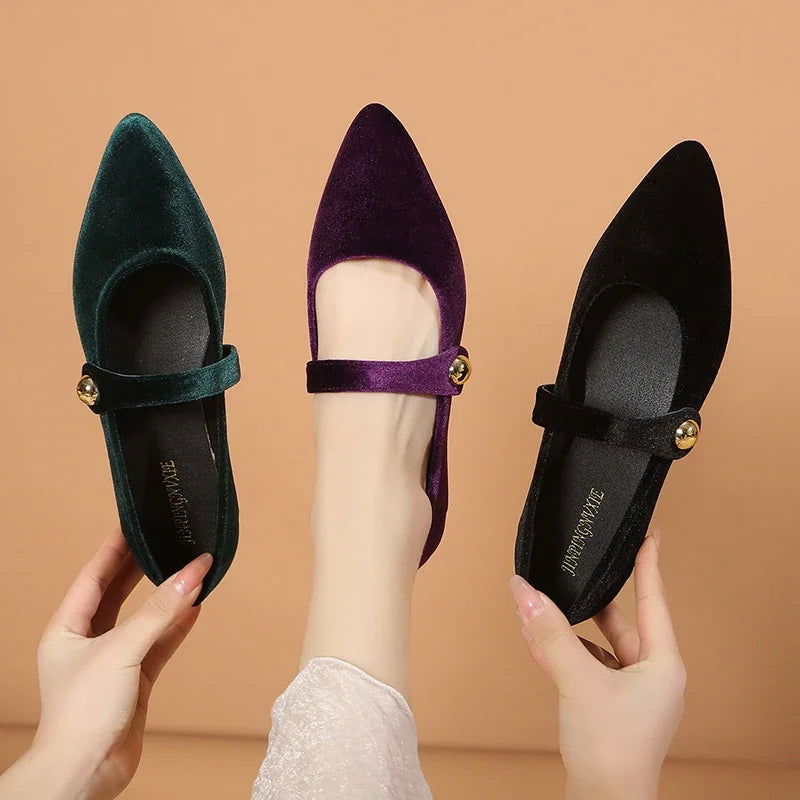 Détail du bouton doré sur la bride des ballerines