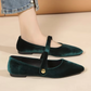 Ballerines en velours sur fond neutre, vue de profil