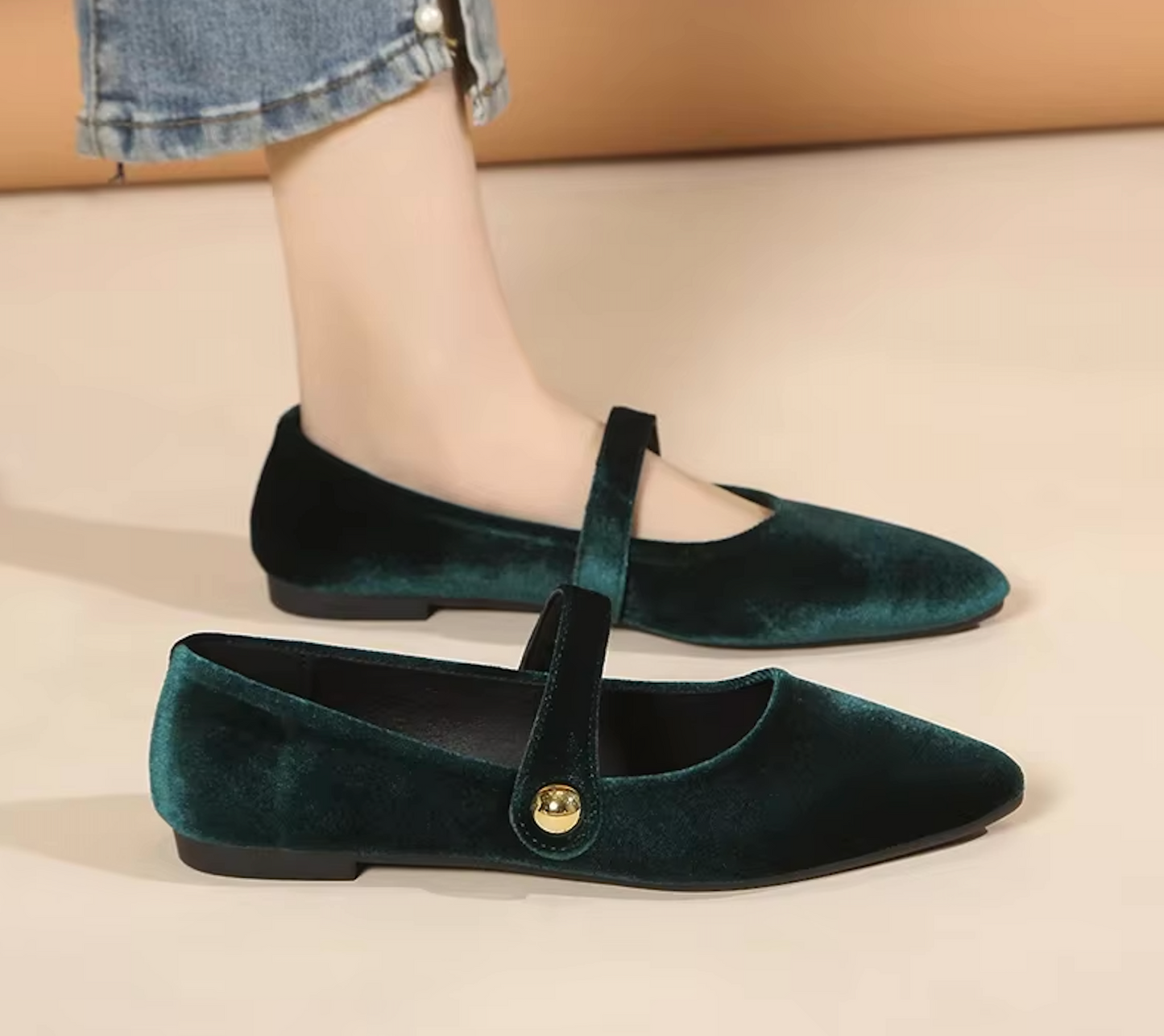 Ballerines en velours sur fond neutre, vue de profil