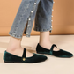 Zoom sur la couture fine des ballerines en velours