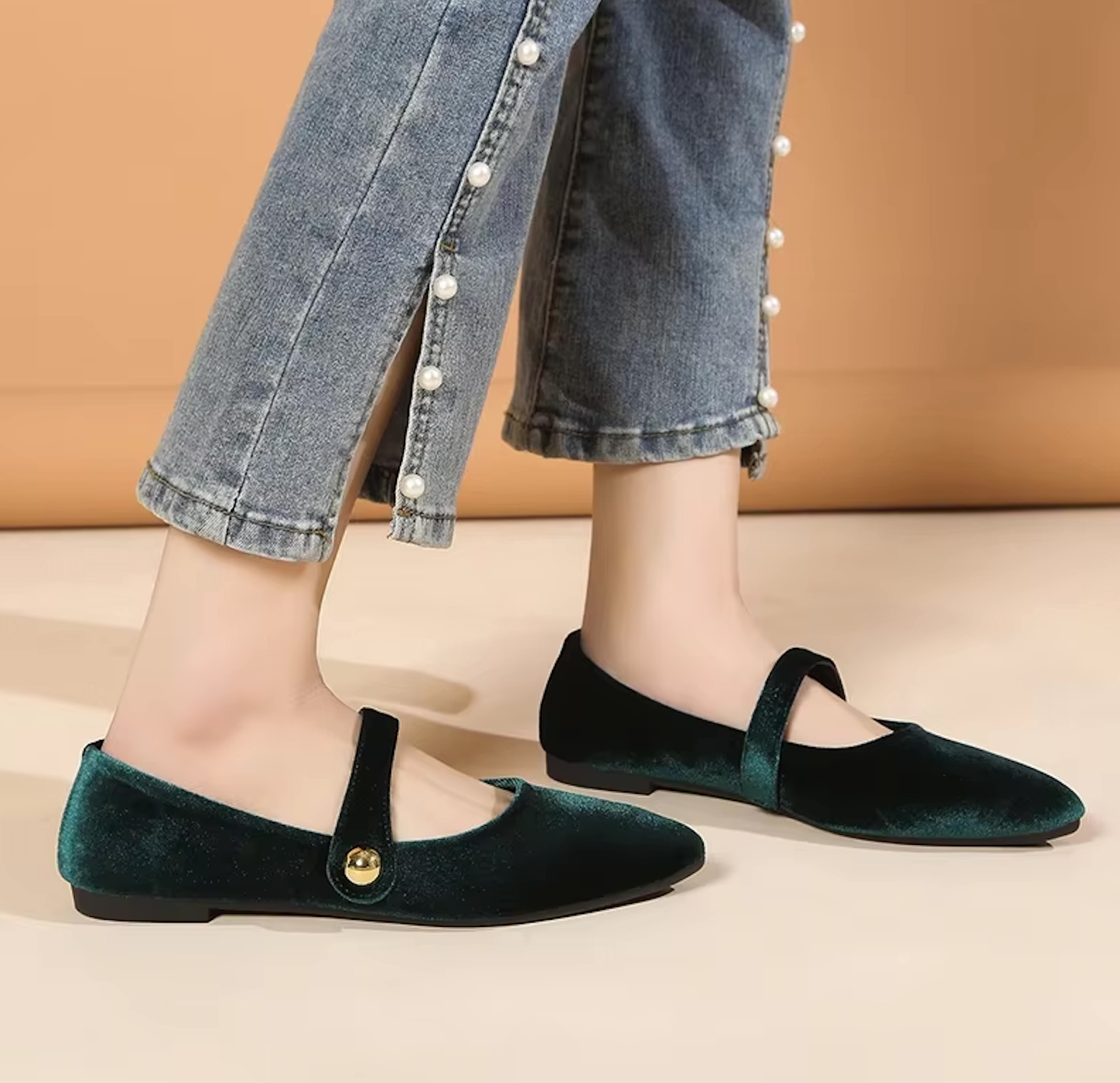 Zoom sur la couture fine des ballerines en velours