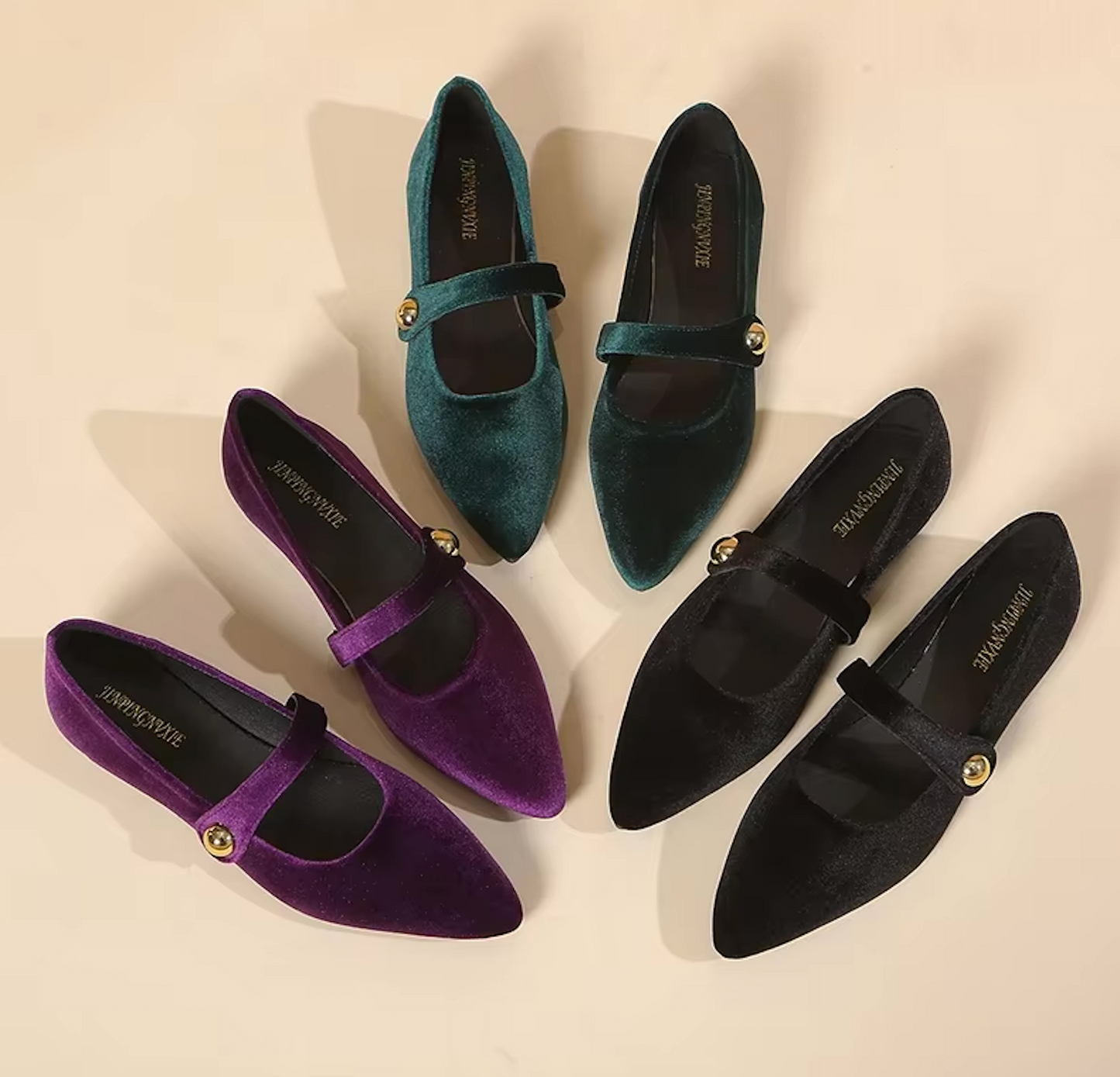 Ballerines en velours avec reflet de lumière sur la bride