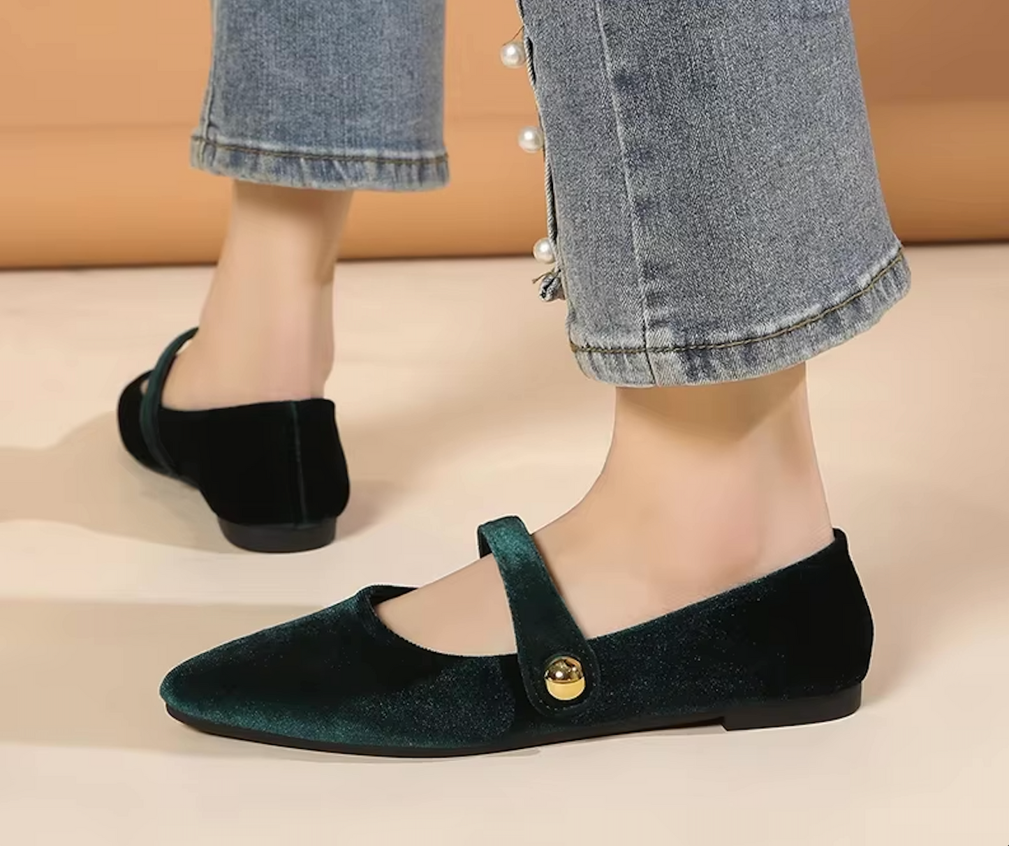 Ballerines en velours posées sur un tissu doux