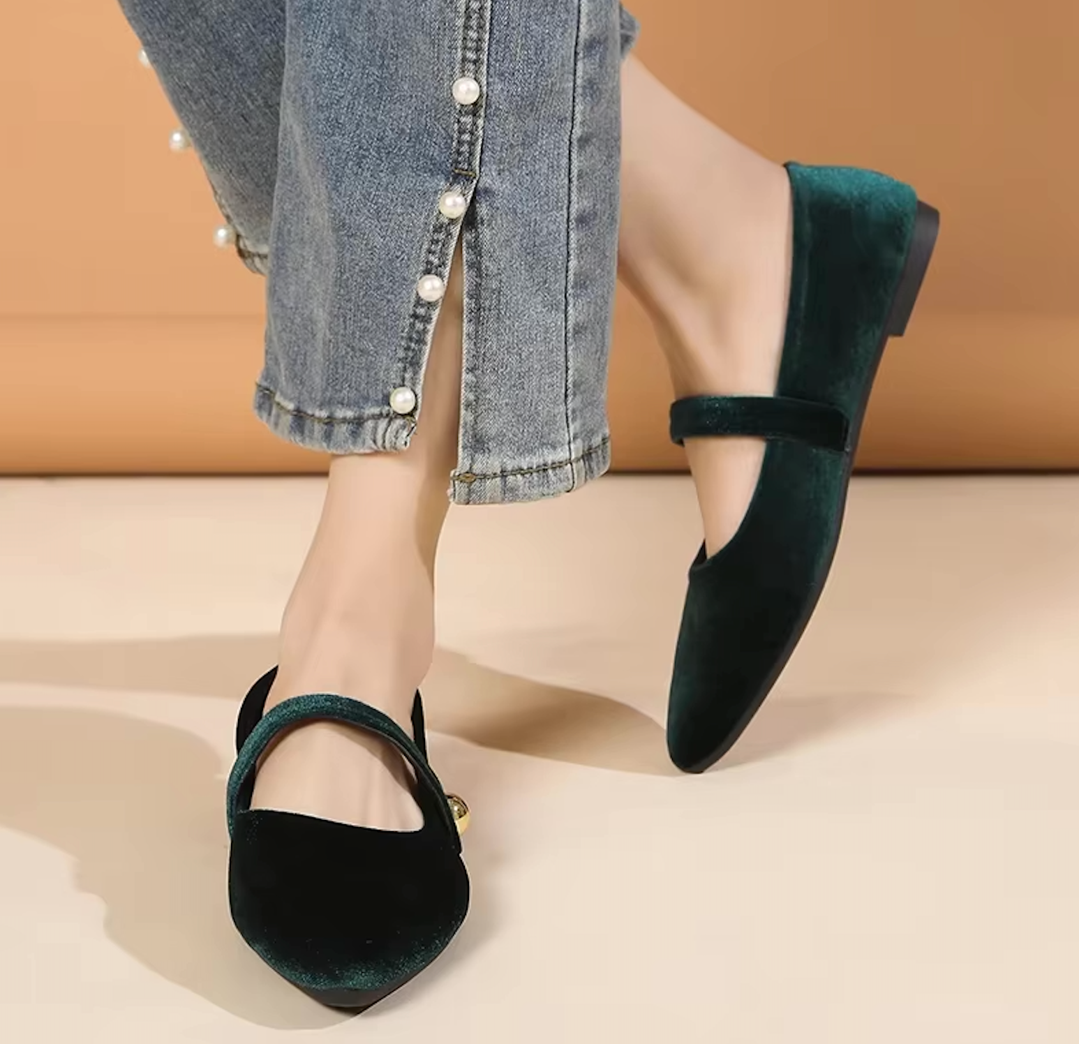 Vue rapprochée de la bride dorée des ballerines