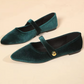 Ballerines en velours sur fond clair, vue d'ensemble