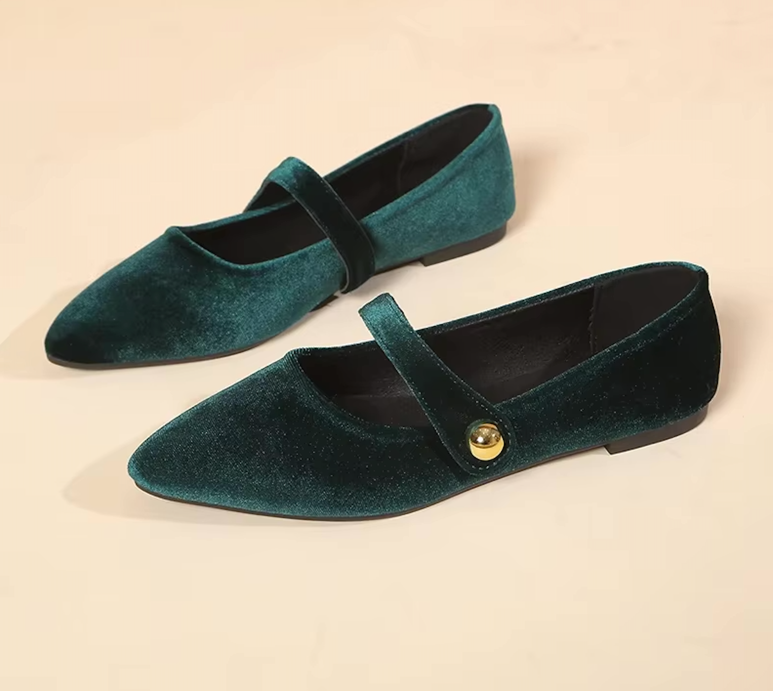 Ballerines en velours sur fond clair, vue d'ensemble