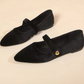 Ballerines en velours avec ombre douce sur le sol